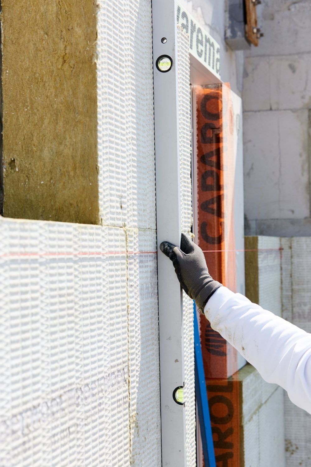 Beim „Wohnen am Turm“ wurde für die Bekleidung der Außenwände aus Kalksandstein ein Wärmedämmverbundsystem von Caparol mit einem Steinwollekern aus 180 mm dicken Coverrock II Dämmplatten von Rockwool ausgewählt.