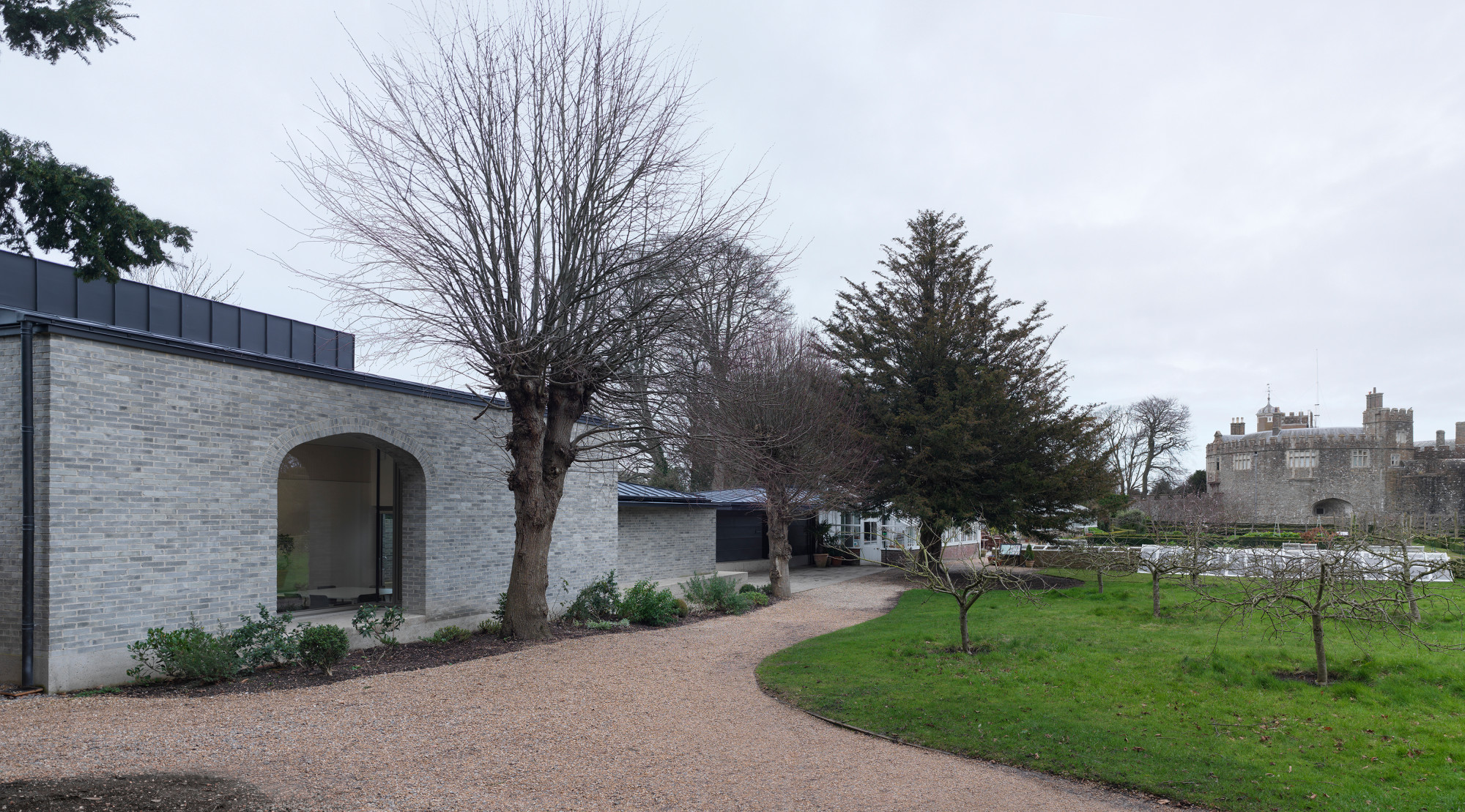 Lernzentrum, Café und Sanitäranlagen entstanden als Abfolge einzelner Baukörper entlang der bestehenden Gartenmauer, westlich der Festung (rechts im Bild).