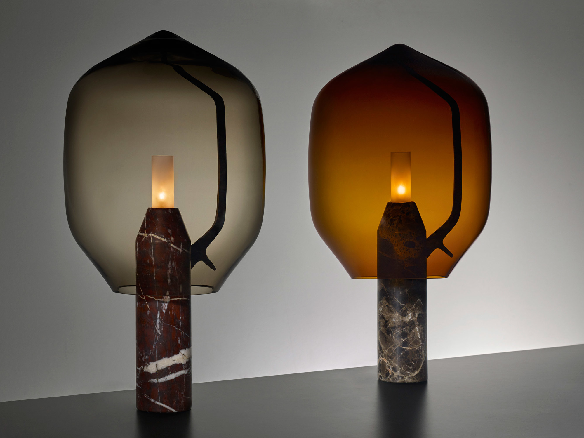 Ronan und Erwan Bouroullec haben für das britische Label Established & Sons mit Lighthouse eine Tischleuchte entworfen, die aufgrund ihrer Materialien äußerst luxuriös ist.