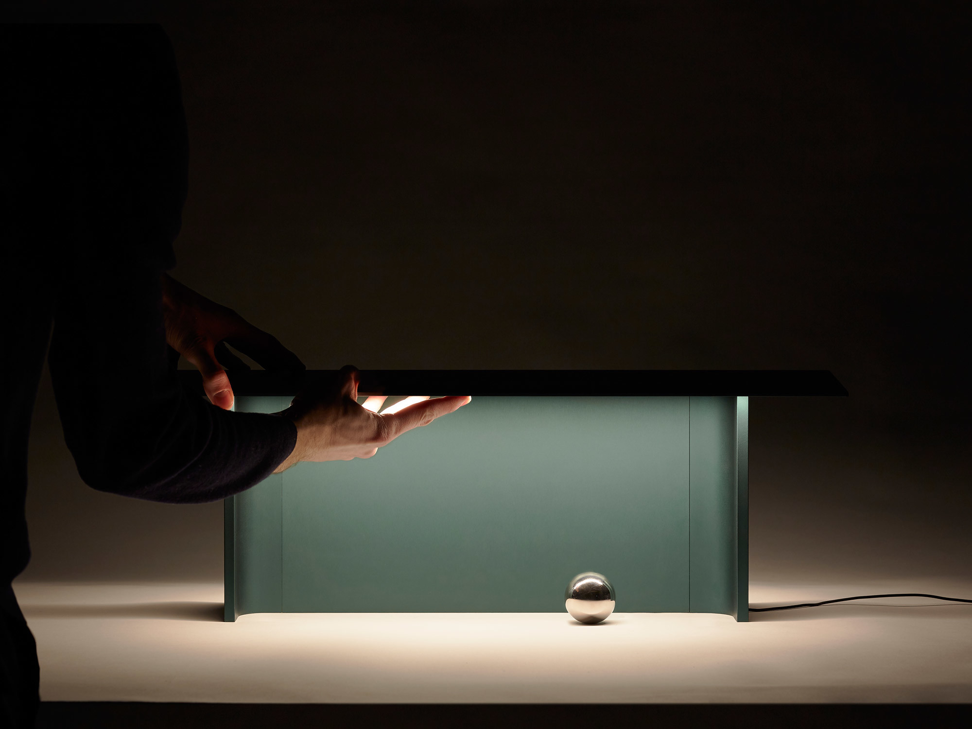 Architektur en miniature: Daniel Rybakken abstrahiert die Architektur und übersetzt sie in die markante Tischleuchte Fienile.