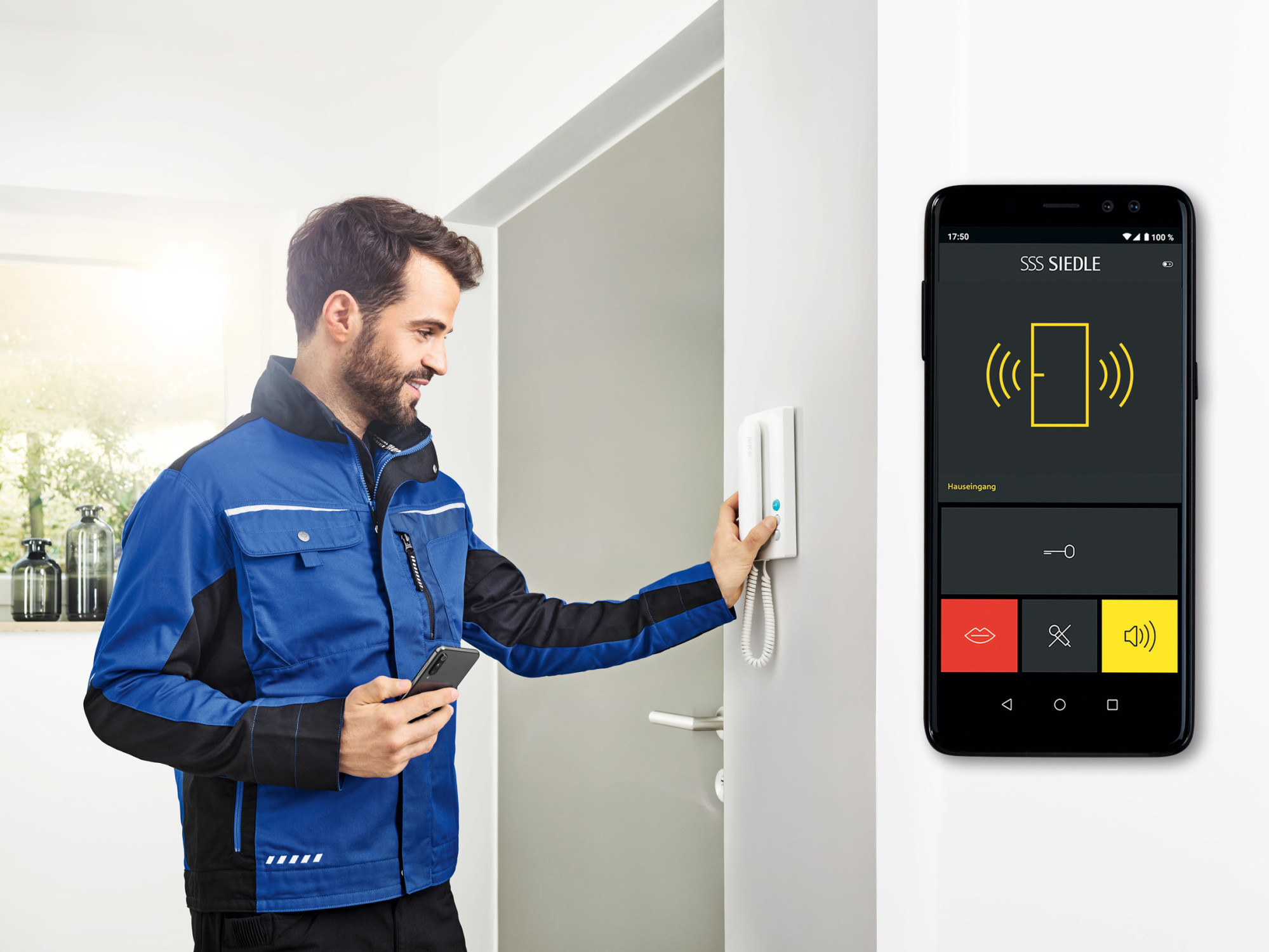 Die neuen Innenstationen verfügen über eine integrierte WLAN-Schnittstelle und bringen den Türruf auf das mobile Endgerät. Dafür muss lediglich das alte Haustelefon durch das neue Gerät ersetzt und über den vorhandenen Internetrouter mit der App verbunden werden. 