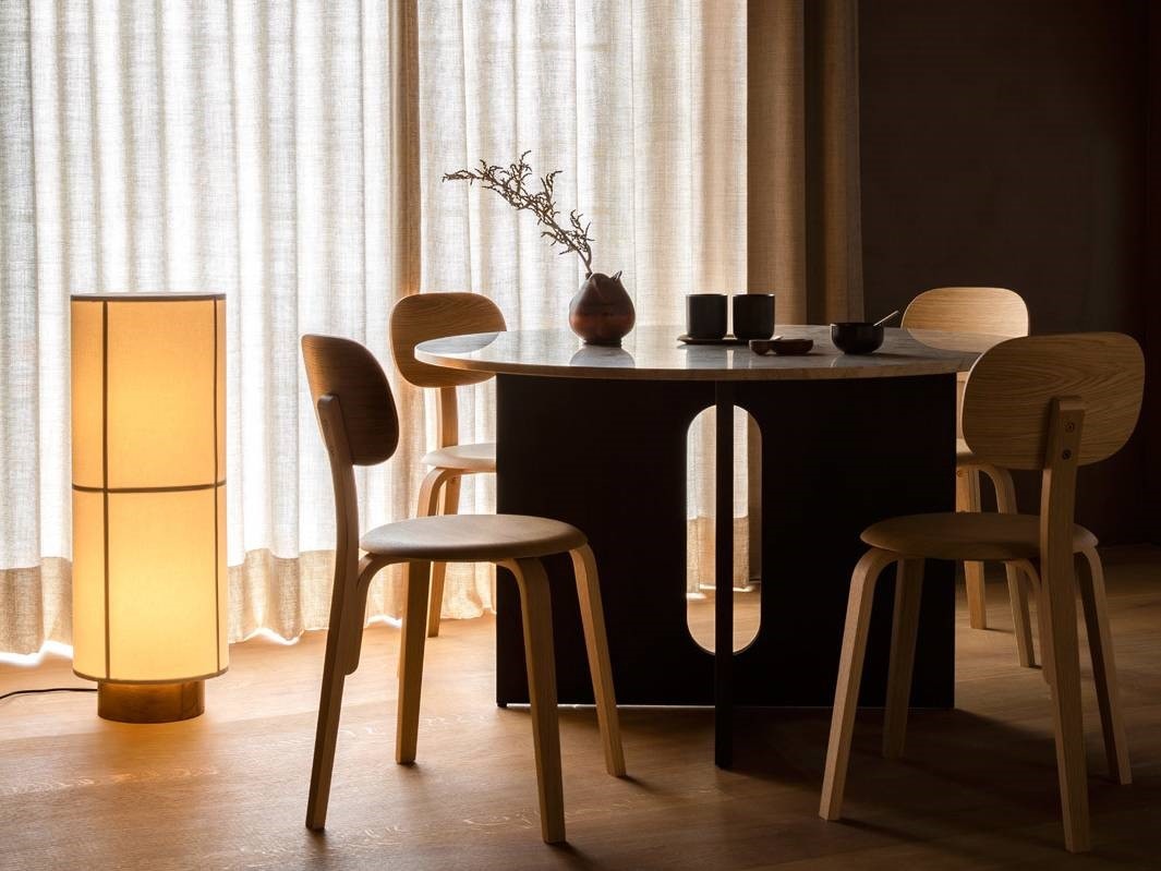 Norm Architects haben für das dänische Label Menu die Leuchtenkollektion Hashira entworfen.