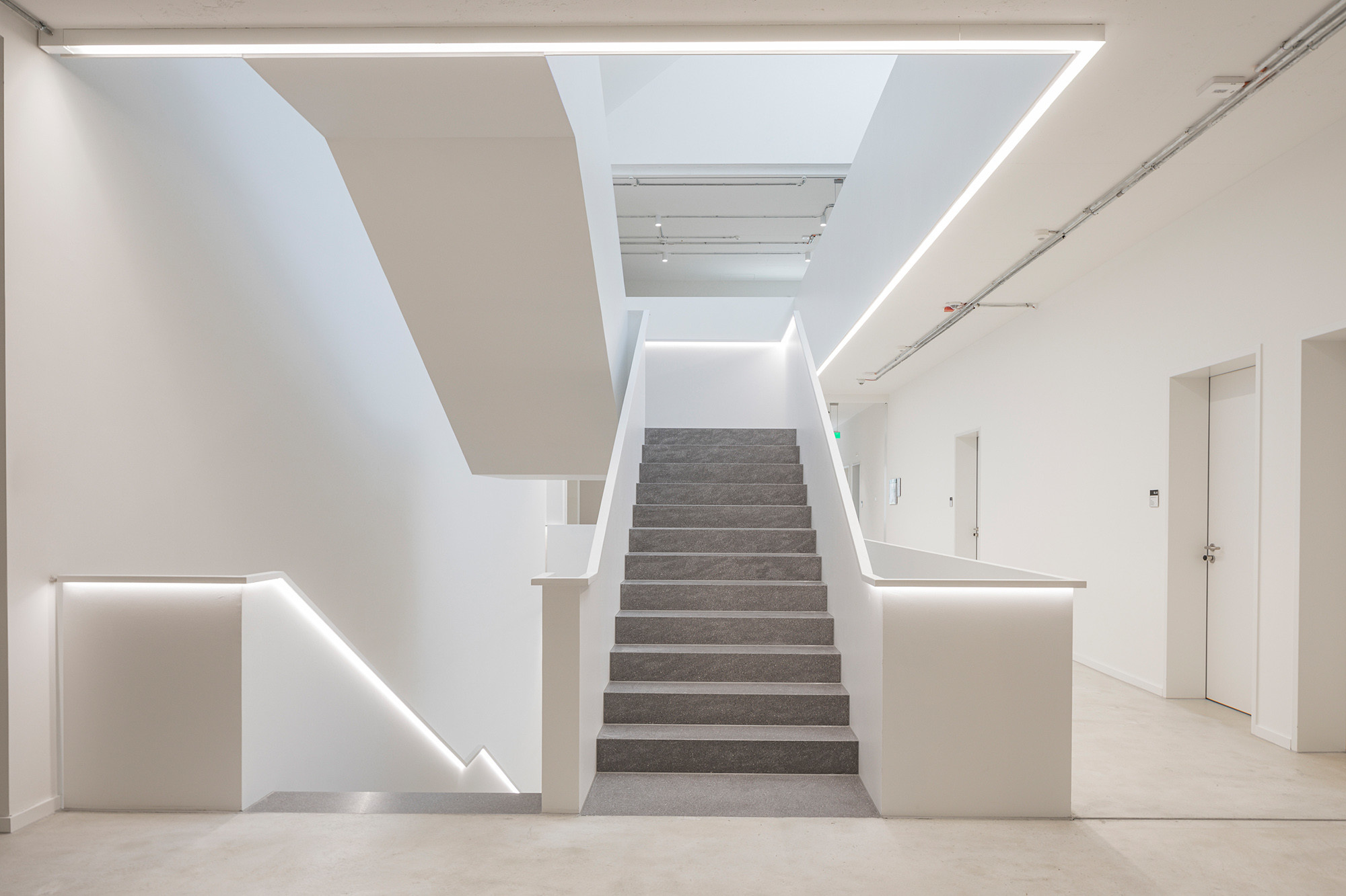 Das lichte Treppenhaus führt in die Unterrichtsräume. Bis zu 80 Fluglotsen und -berater können hier pro Jahr ausgebildet werden.