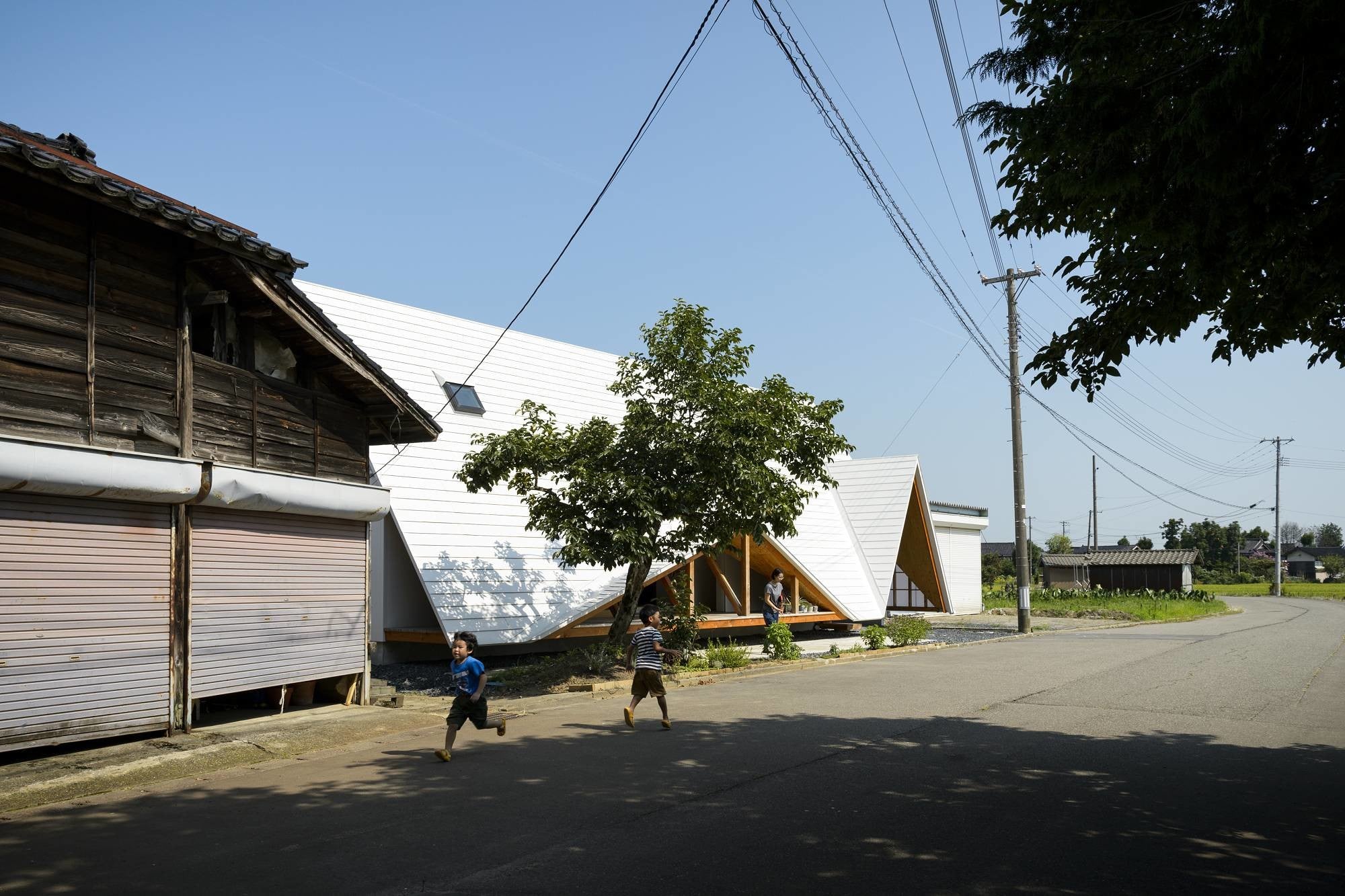 Das Gebäude, entworfen von Takeru Shoji Architects aus Niigata, gliedert sich in das Bestands-Ensemble ein.