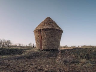 „Mother“ nennt sich der aus Holz und Stroh in ursprünglicher Natur errichtete temporäre Pavillon vom Künstlerduo Studio Morison.