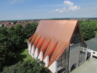 Das Kupferdach der Heilig Geist Pfarrkirche in Bad Füssen erstrahlt seit seiner Sanierung im neuen Glanz.