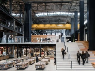 Mit dem Umbau eines Lokdepots zur Bibliothek LocHal im niederländischen Tilburg gelingt dem Büro Civic Architects ein Schritt zur Aufwertung des Bahnhofsviertels.