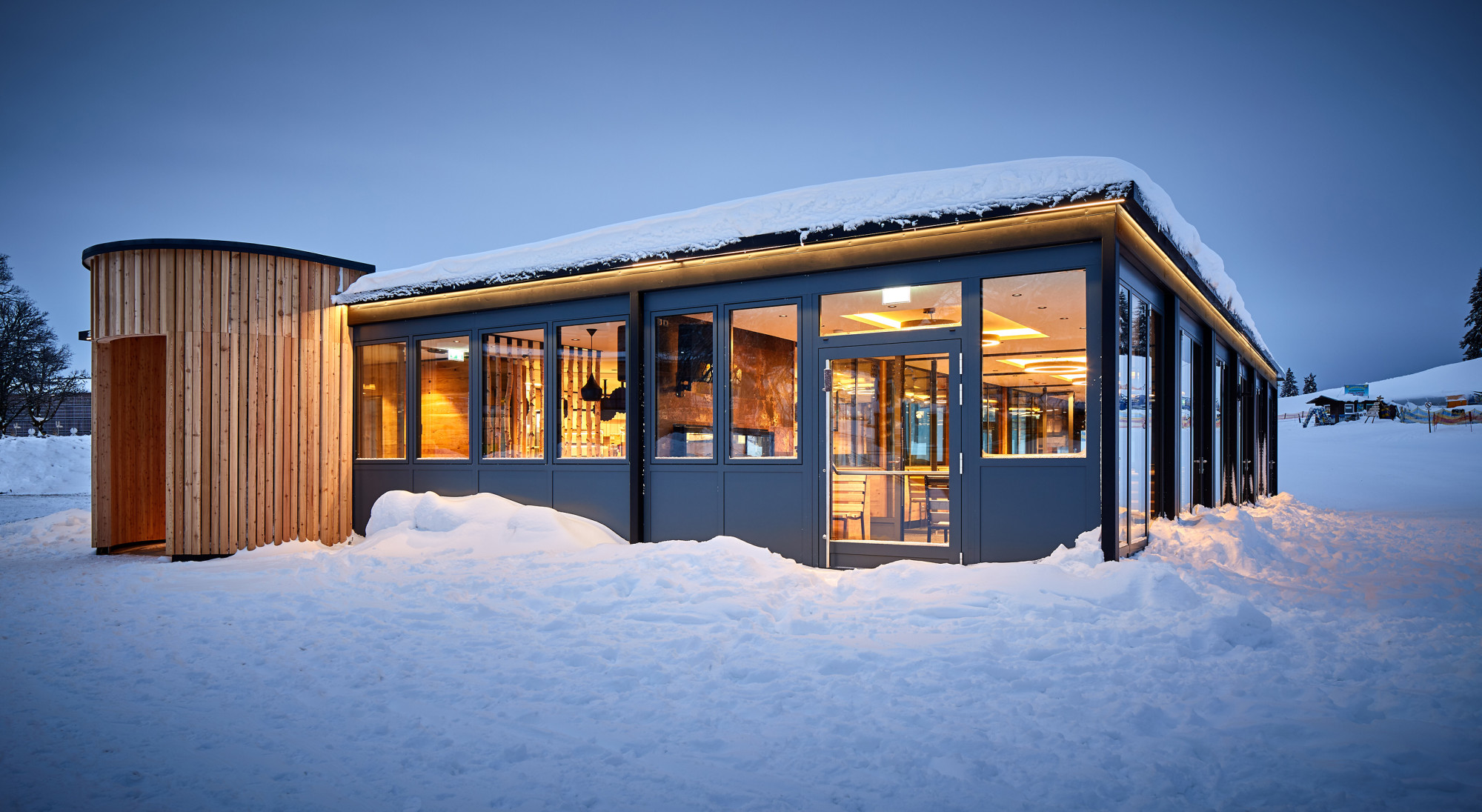 Es verbindet geradlinige Architektursprache mit einem Hauch Schwarzwald-Optik.