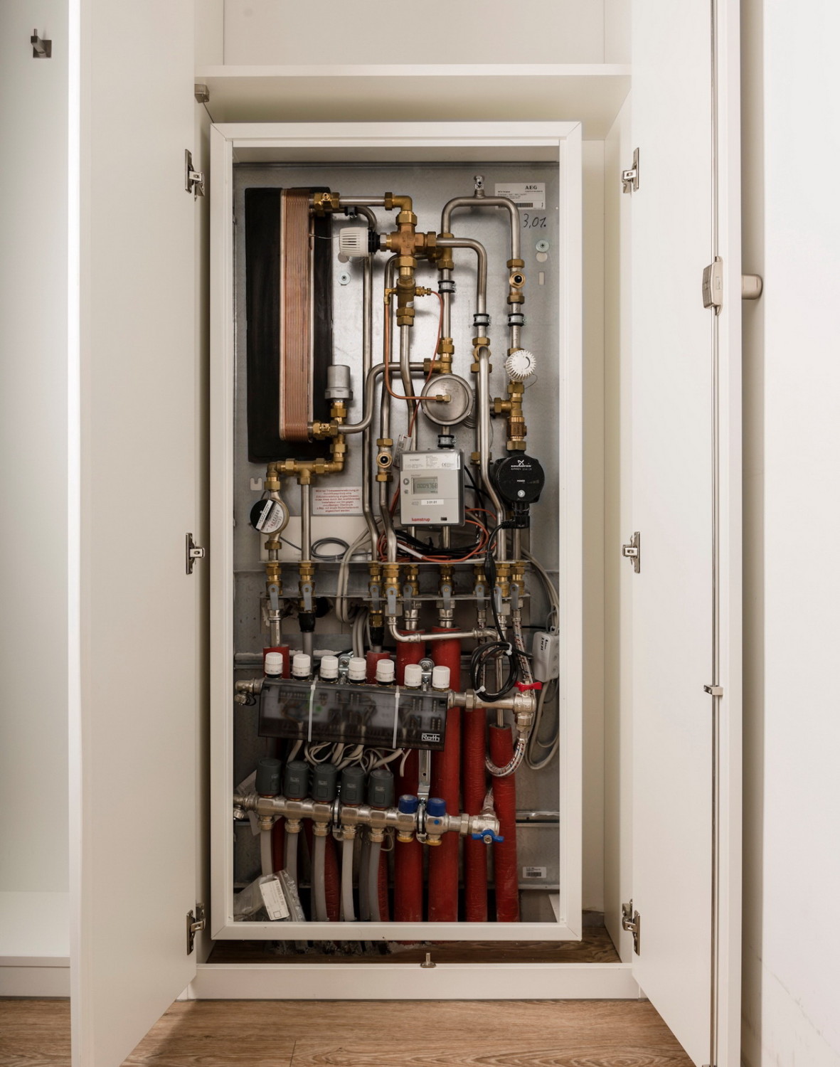 Pro Einheit übernimmt eine Wohnungsstation von AEG die bedarfsgerechte Wärmeversorgung und hygienische Trinkwassererwärmung. Unterhalb der Wohnungsstation befindet sich der Heizkreisverteiler.