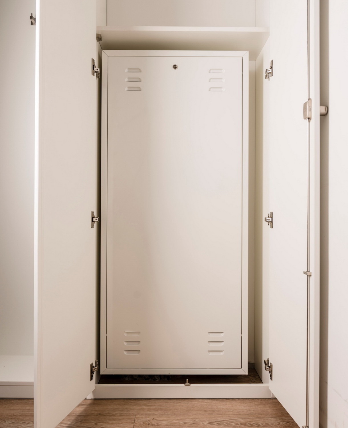 Die gesamte Technik verbirgt sich in einem Verteilerschrank, der wiederum in einem Garderobenschrank versteckt ist.