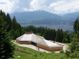 Ludescher + Lutz Architekten entwarfen die Umbrüggler Alm, die von natürlichen und regionalen Materialien geprägt ist.