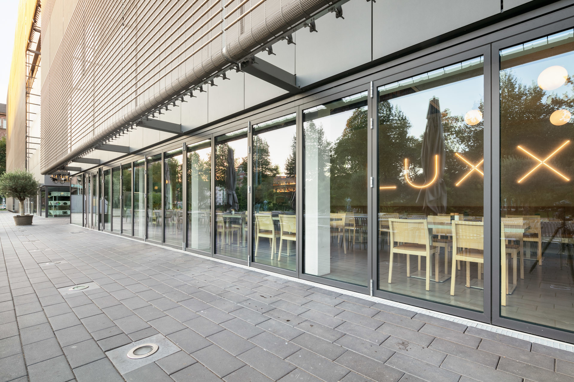Im nordwestlichsten Baukörper direkt neben dem Eingang befindet sich das Restaurant Luxx auf zwei Etagen – ausgerichtet zum weitläufigen Friedensplatz mit dem markanten Wasserturm.
