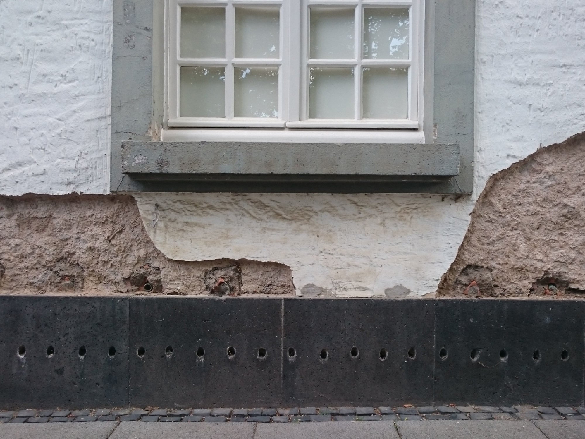 Nach Möglichkeit sollte bei der Sanierung zunächst der Durchfeuchtungsgrad gesenkt werden, durch eine nachträgliche vertikale bzw. horizontale Abdichtung, Trocknung und ähnliche Maßnahmen. 