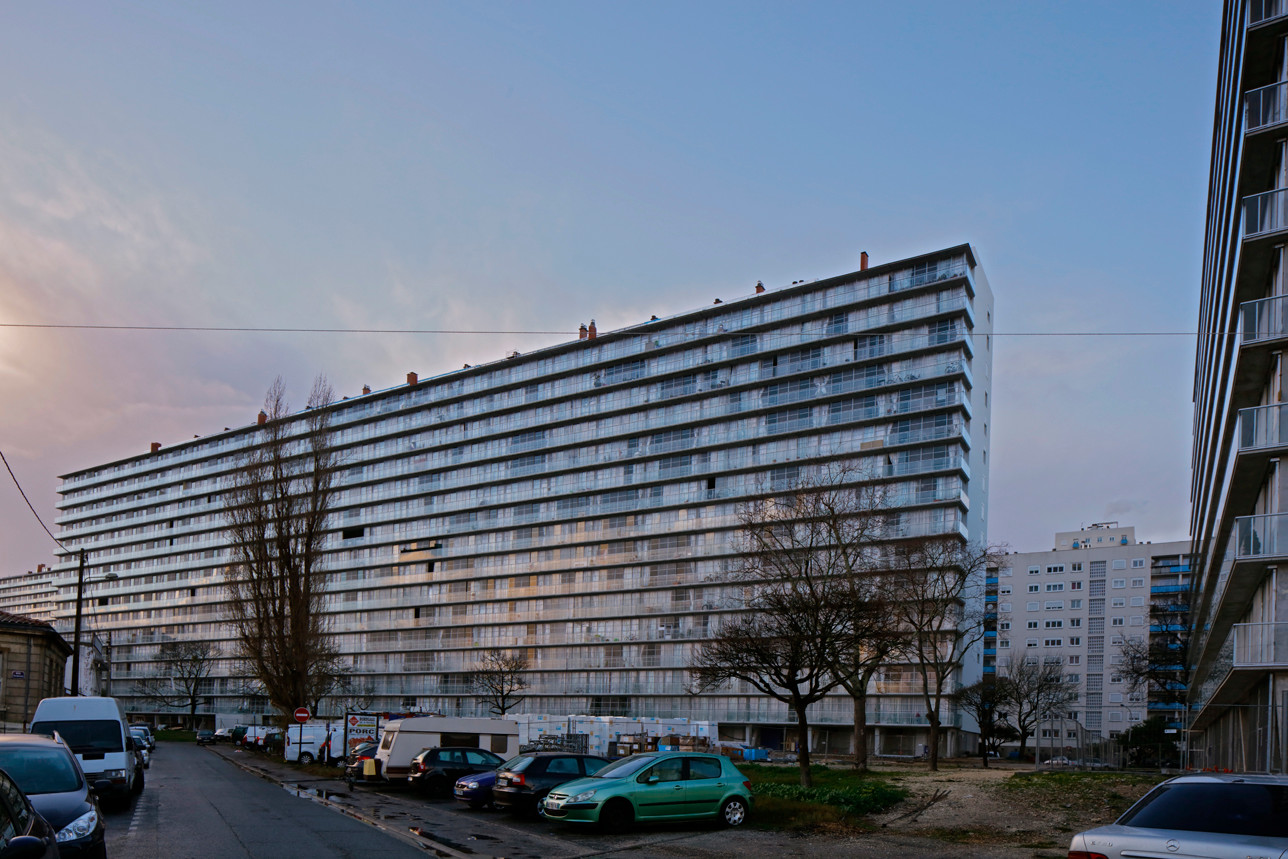 In Kooperation der französischen Architekturbüros Lacaton & Vassal, Fréderic Druot und Christophe Hutin wurden drei Wohnhochhäuser mit insgesamt 530 Wohneinheiten saniert und erweitert.