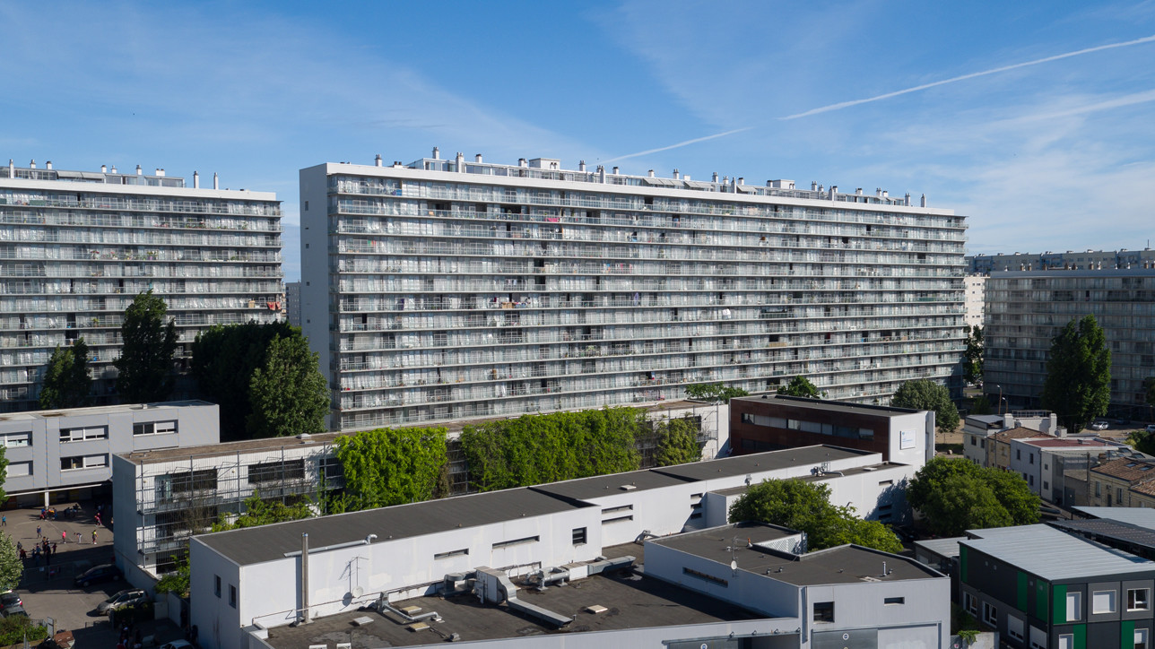 Die Fassaden aus Polycarbonat-Wellplatten sorgen für einen lebhaften Eindruck.
