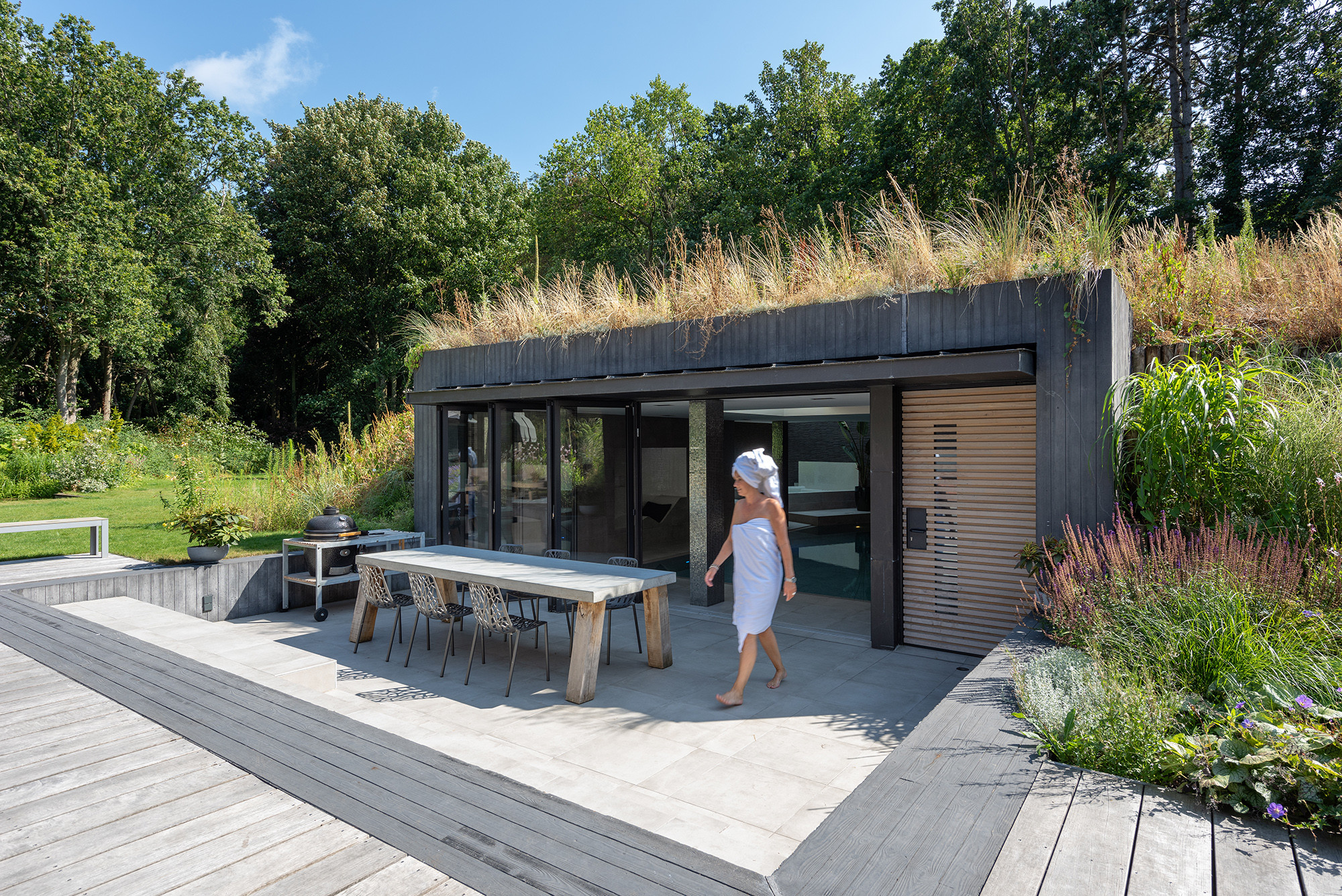 Zwischen Haus und Schwimmbad wurde eine getreppte Terrasse angelegt.
