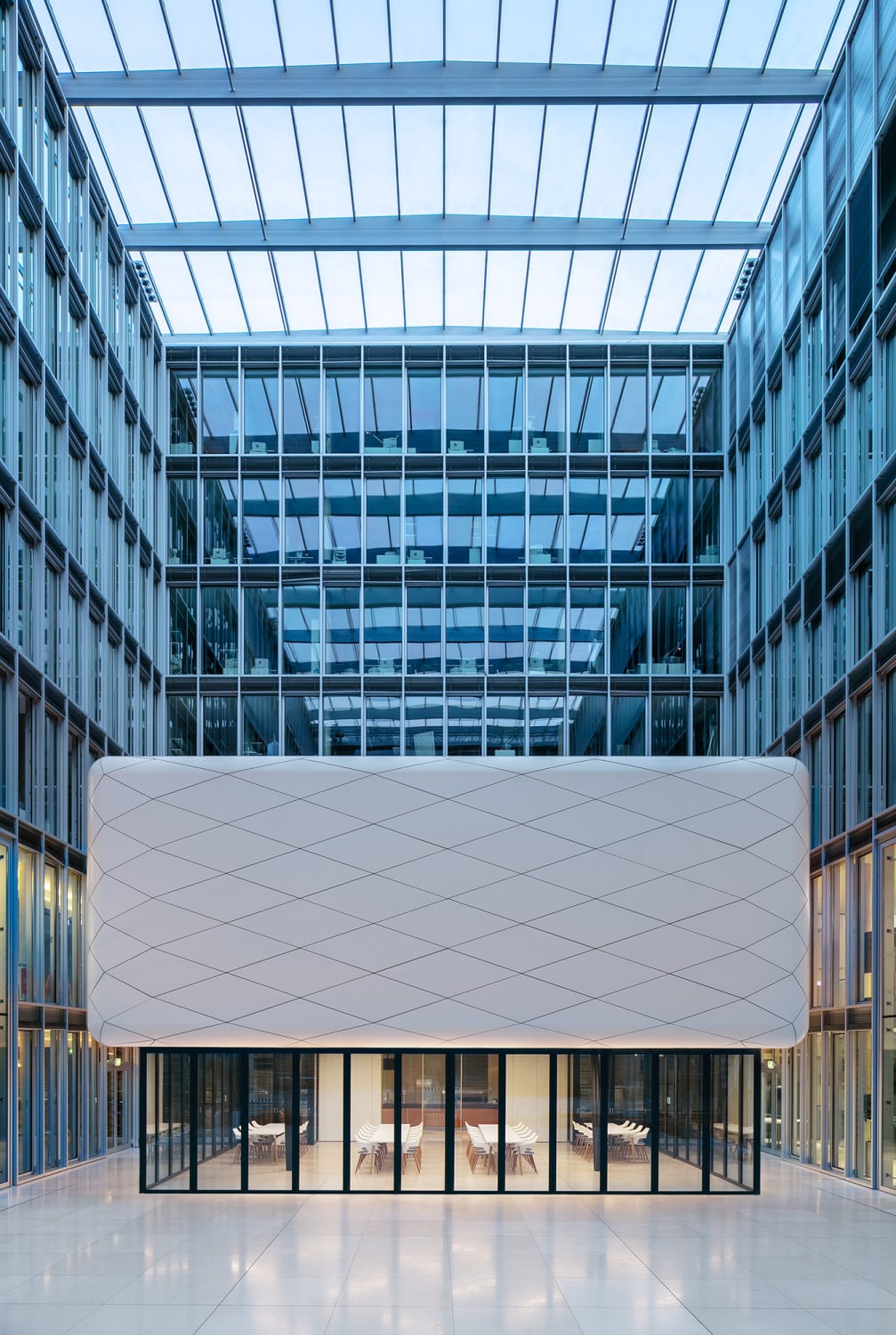 Vielseitig und wandelbar, birgt der eingestellte pavillonartige Baukörper als Haus im Haus Konferenzflächen und Pausenbereiche mitten im Bestand.