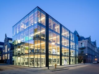 Das Vorbildprojekt Building D(emountable) ist ein vollständig zerlegbares Bürogebäude, inmitten eines historischen Gebäudekomplexes im Zentrum der niederländischen Stadt Delft.