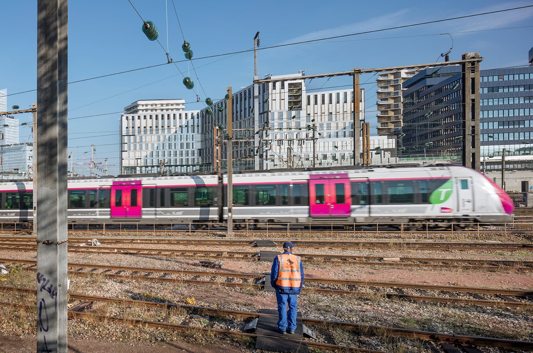 Ausgehend von der polygonalen Grundform der Betonplatte bildet das Green Office drei Gebäudetrakte aus, die an einen zentralen Erschließungskern anschließen.