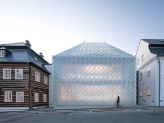 Das in Prag ansässige Architekturbüro ov-a hat für den tschechischen Glasleuchtenhersteller Lasvit das neue Headquarter entworfen.