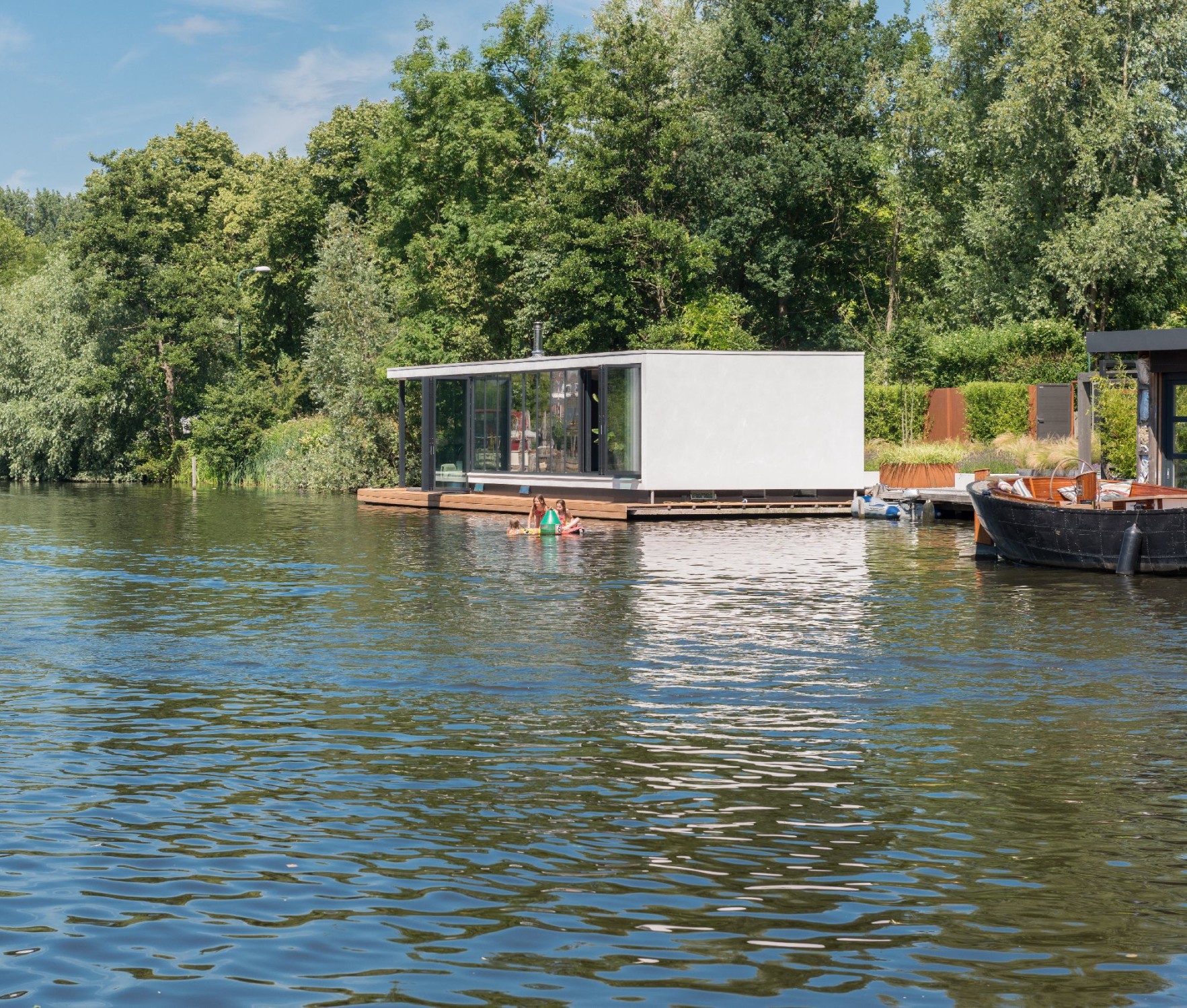 Das schwimmende Haus ankert an der Utrechtschen Vecht, einem rund vierzig Kilometer langen Fluss nahe des Ijsselmeeres. 