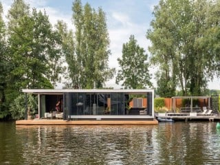 Das nach Plänen des Büros Bob Ronday Architectuur umgebaute Hausboot zeigt, dass man auch auf dem Wasser nicht auf Platz und Komfort verzichten muss.
