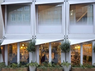 Modulbau in Weiß: Im Londoner Stowaway Hotel kann man in einem von 20 recycelten Schiffscontainern übernachten. 