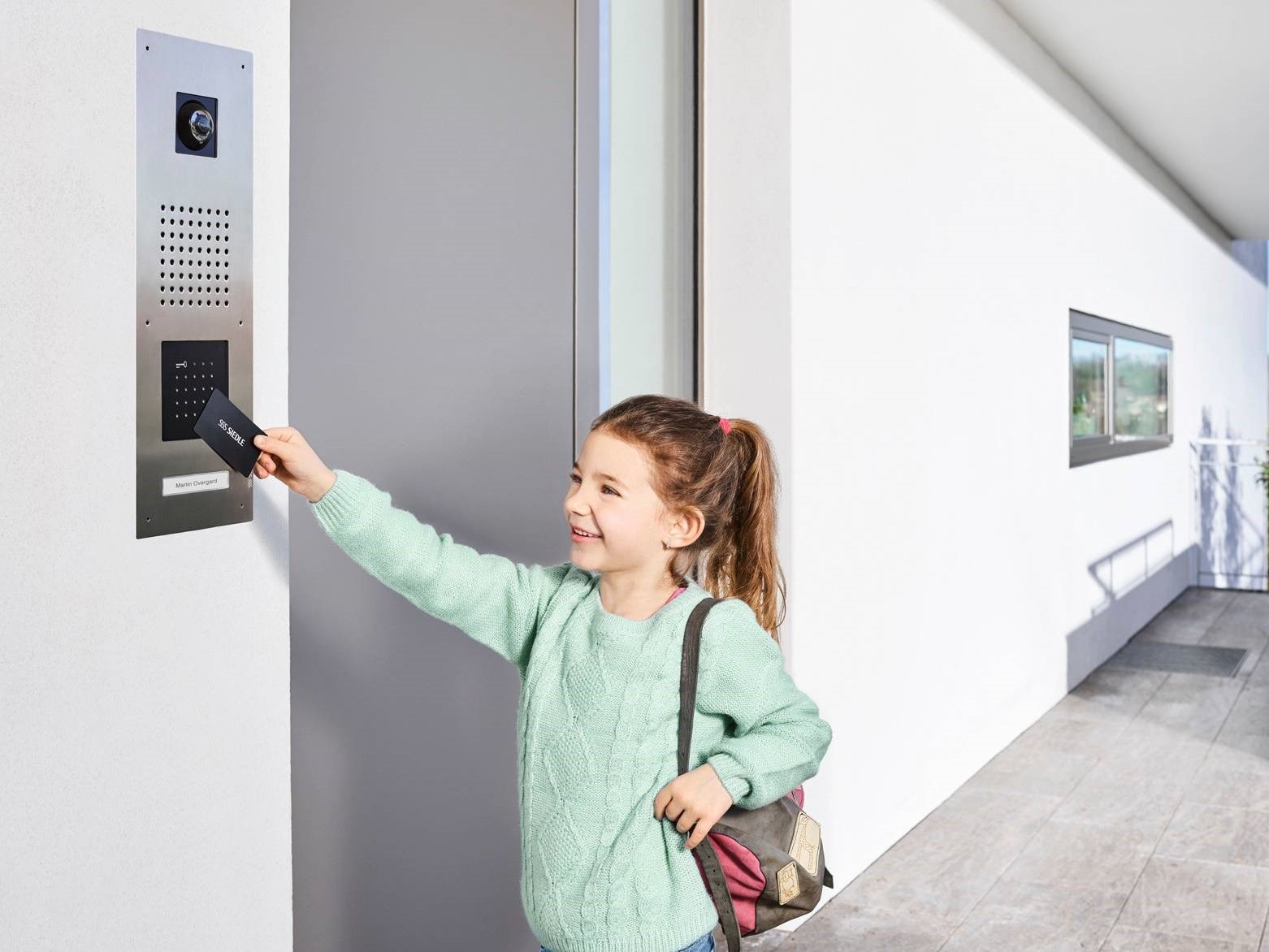 Berührungsloses Aufschließen ist möglich mit elektroischen Türöffnern. Siedle bietet sie auch für den privaten Bereich an.