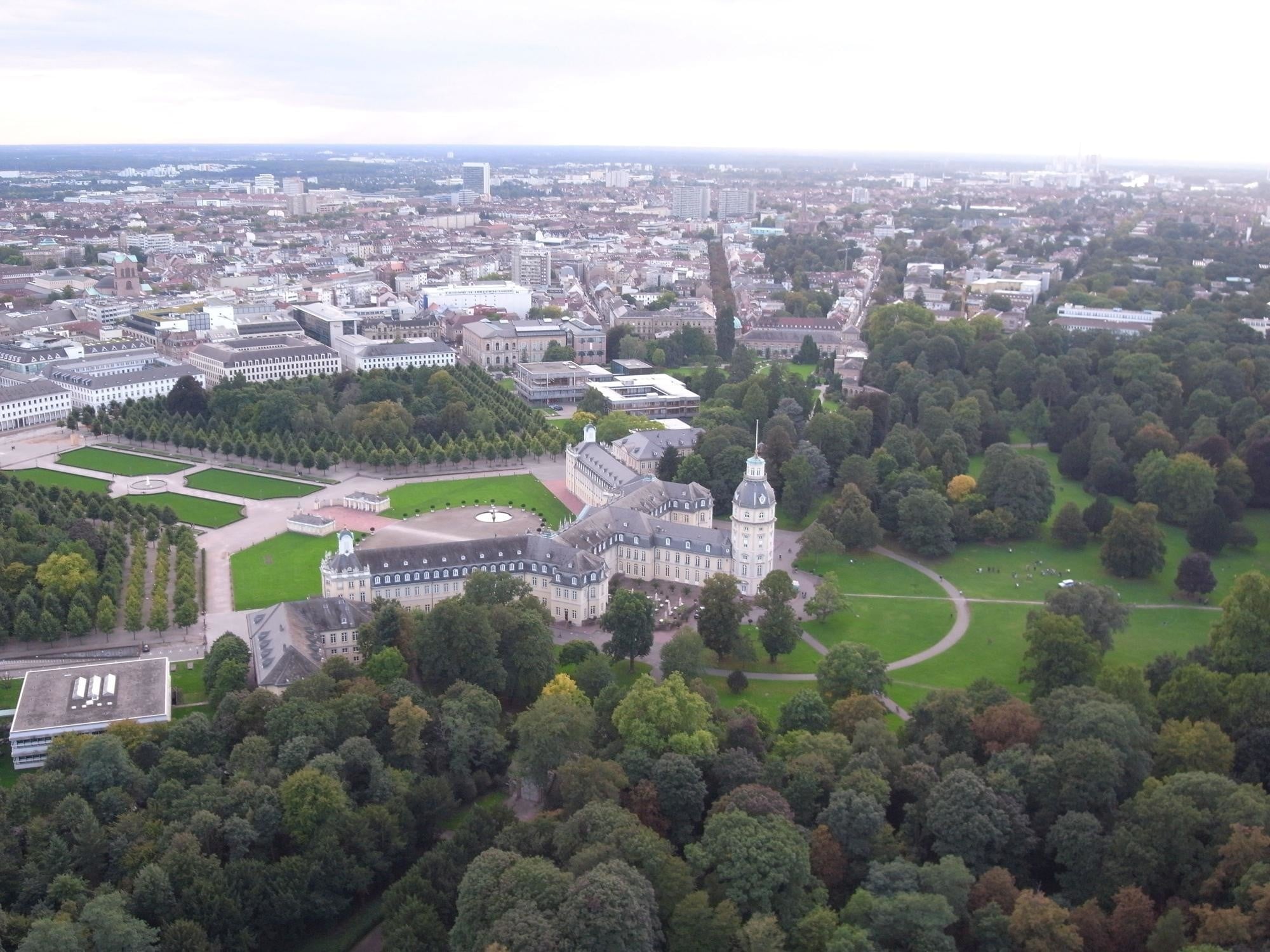 Ein Forscherteam des Karlsruher Instituts für Technologie (KIT) entwickelt derzeit im Rahmen des Projekts Grüne Lunge kurz- und langfristige Strategien, um die Pflege und Bewirtschaftung städtischer Bepflanzung an diese Herausforderungen anzupassen. 