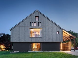 Das Vier-Sterne-Hotel Almrefugio entstand durch den Umbau eines alten Heustadls mit Kuhstall.