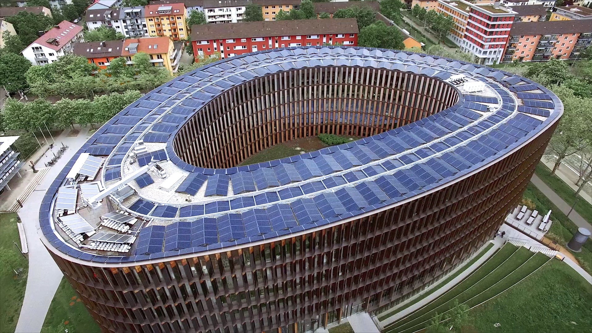 Das Dach des Gebäudes mit triovalem Grundriss wird fast komplett zur Energiegewinnung durch PV- sowie durch PVT-Kollektoren genutzt.