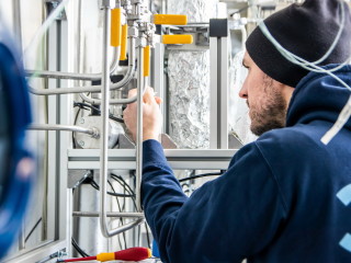Mit der Versuchsanlage im Forschungsprojekt NECOC soll ein neuer Prozess zur Reduktion des Treibhausgases CO2 in der Atmosphäre erprobt werden. Produziert wird dabei Carbon Black, ein hochwertiger, fester Kohlenstoff. 