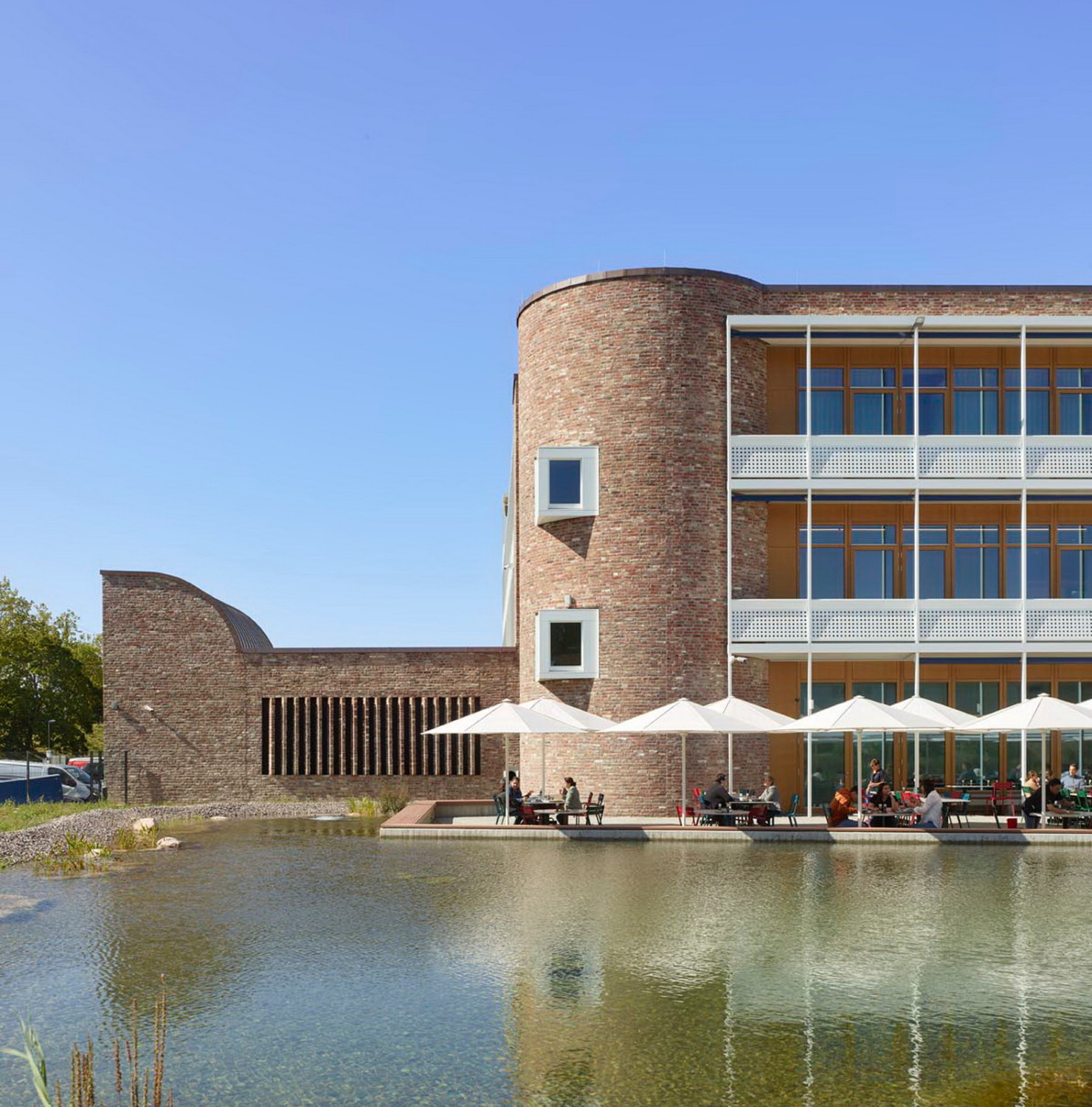 Das Mitarbeiterrestaurant öffnet sich zu einer Terrasse und einem großen Wasserbecken.