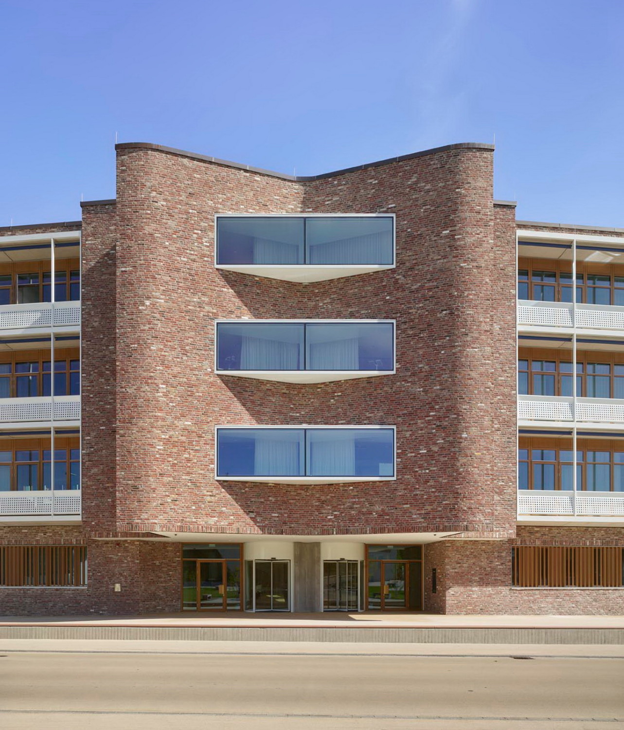 Den Haupteingang markiert eine formale, architektonische Geste.