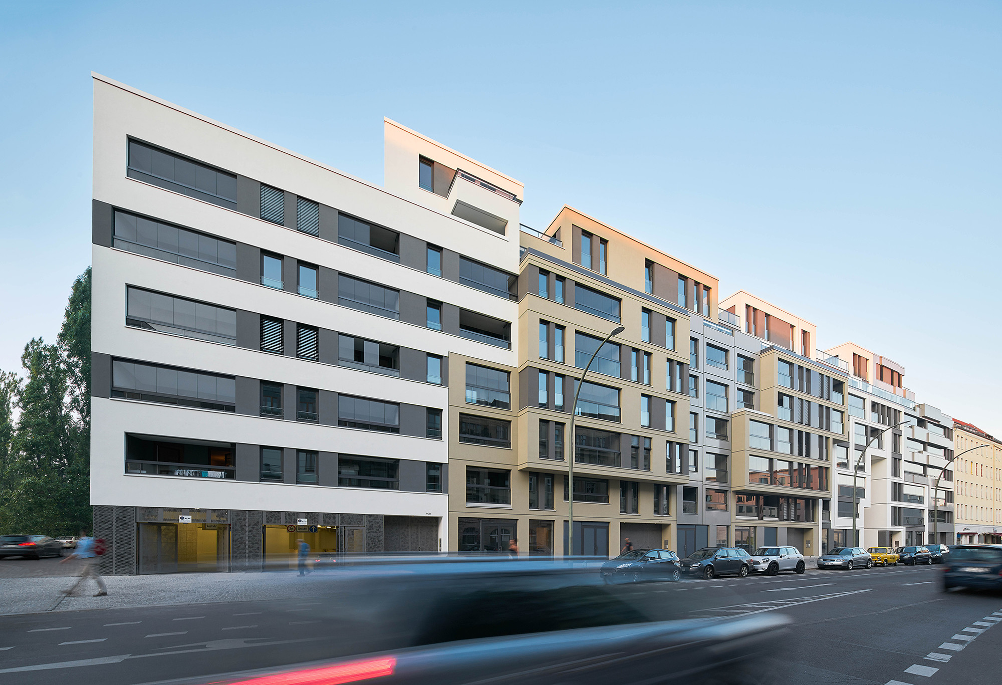 Durch eine differenzierte Gestaltung der Fassade unter Einsatz verschiedenster Materialien konnte Monotonie, trotz der Größe des Projekts, vermieden werden.