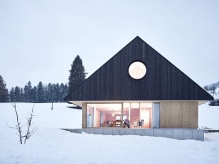 Den klassischen Aufbau eines Alpenhauses interpretieren Mia2 Architekten beim sogenannten Haus mit Giebel in Roßleithen zeitgemäß