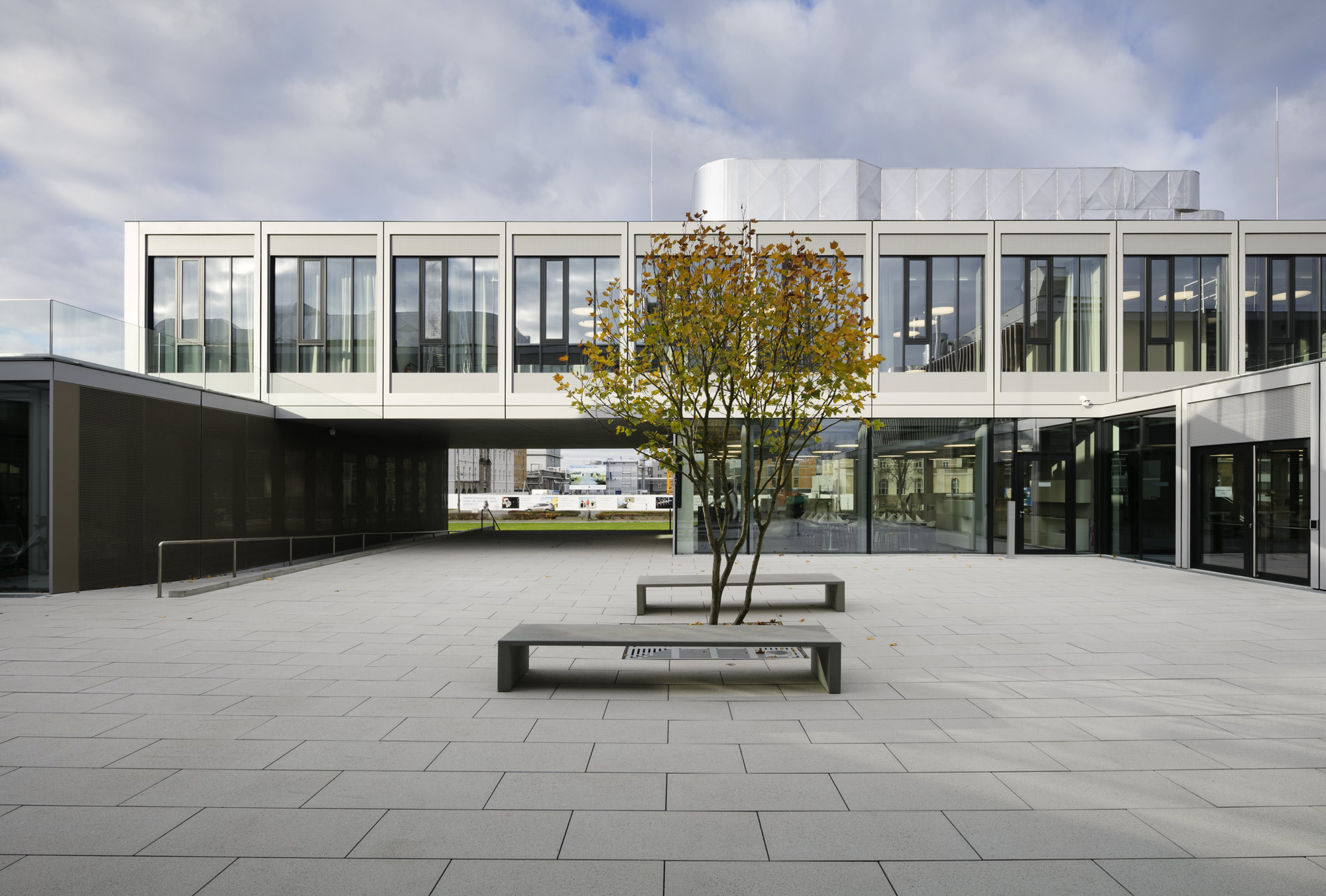 Die Module aus Stahlfachwerk legen sich um einen großen Innenhof.