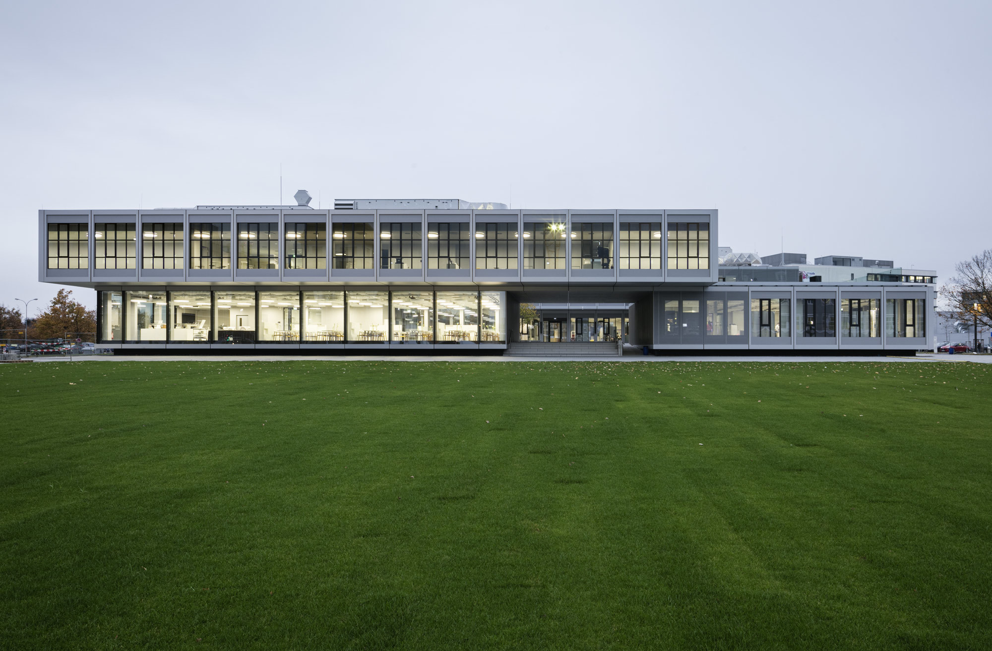 Einige High-Tech-Produkte des Unternehmens bilden die vielseitige Fassade. Die kleinteilige Verglasung an der Westseite bilden schaltbare Flüssigkristallgläser.