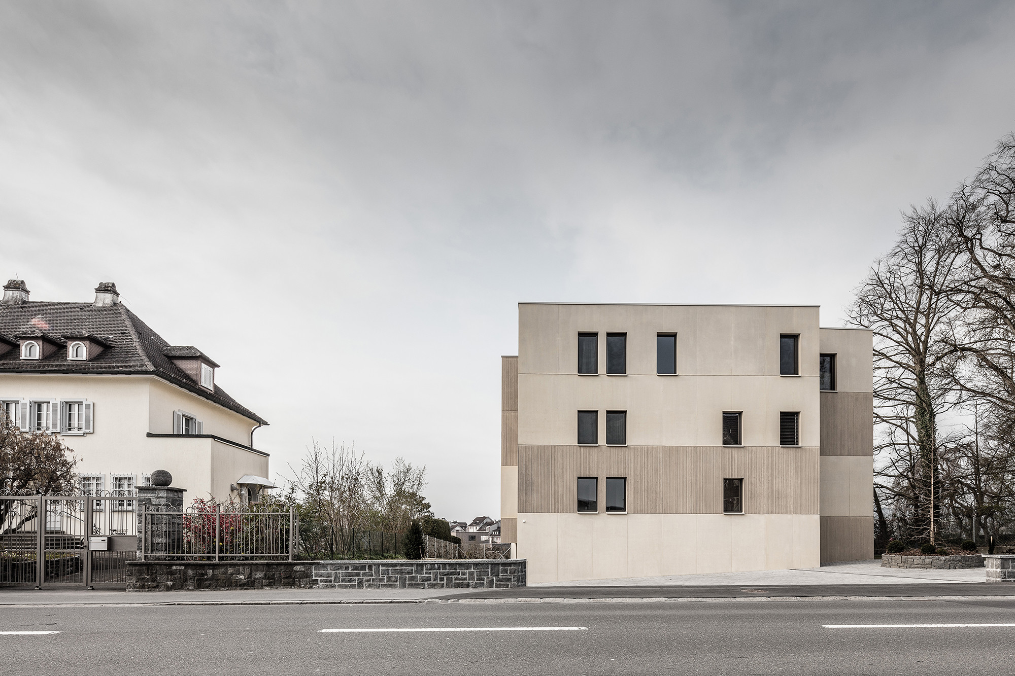 Zur Straße hin zeigt sich das Volumen streng orthogonal und eher geschlossen.