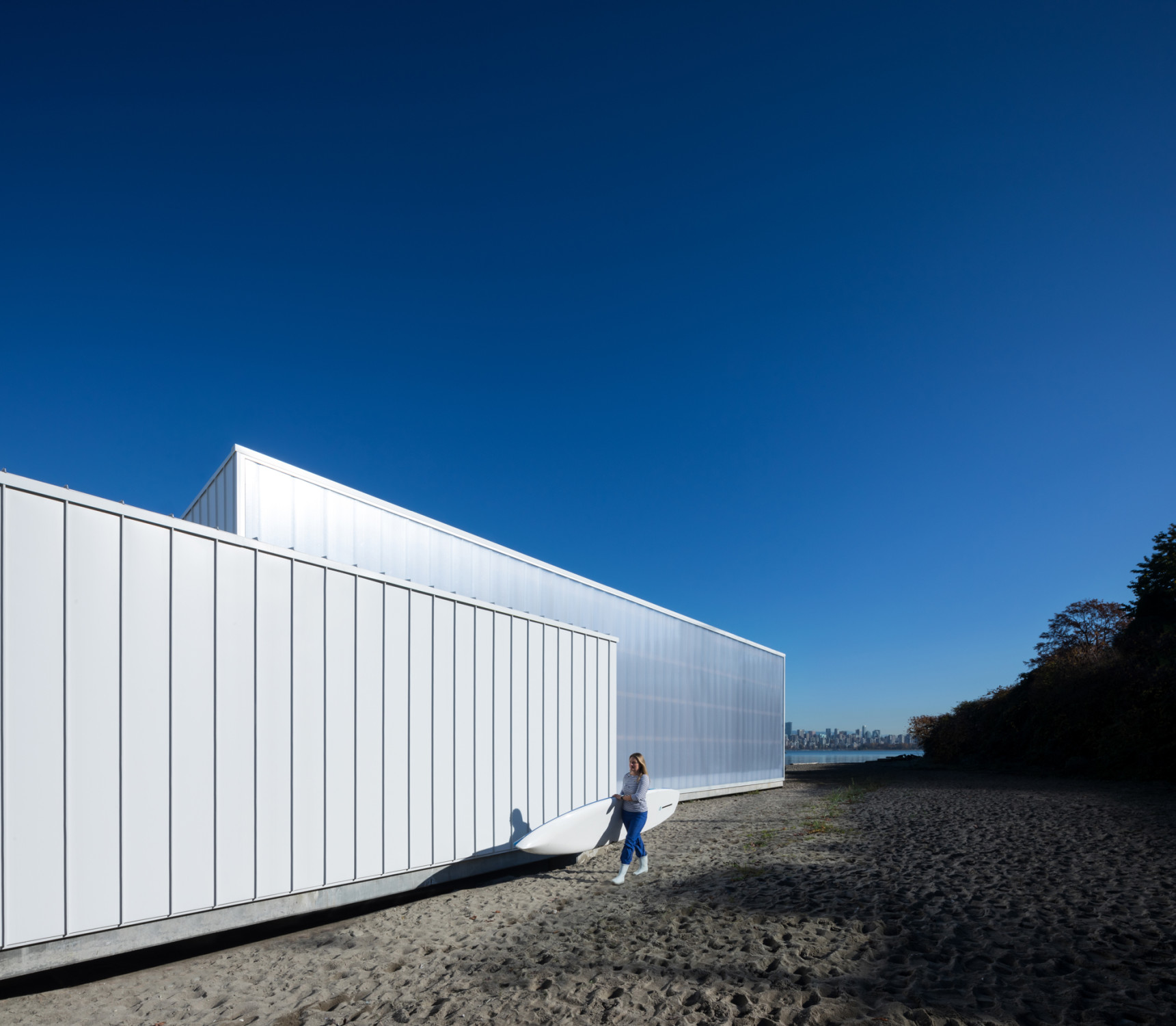 Das Büro Michael Green Architecture entwarf das neue Bootshaus, das aus zwei sich durchdringenden, keilförmigen Volumina mit gegenläufigen Pultdächern besteht.