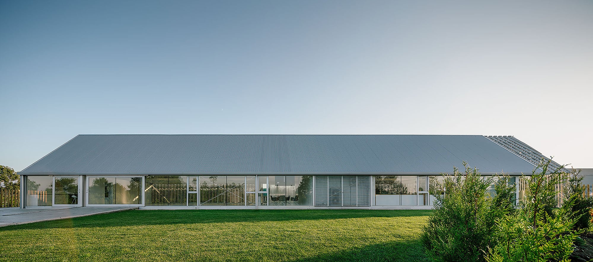 Im Gegensatz zur steinernen Südfassade ist die Nordseite durch große Glasflächen geprägt.