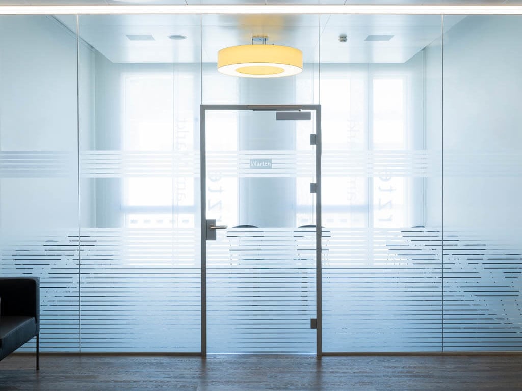 Das spezielle Glastrennwandsystem GM Zargenprofile des Herstellers Glas Marte mit besonders filigrane Profilen erlaubt flexible Einsatzmöglichkeiten und eignet sich für private wie auch gewerbliche Anwendungen. 