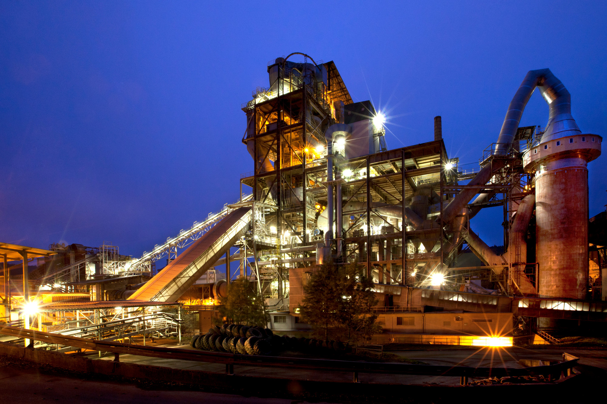Zum hohen CO2-Ausstoß tragen die Beheizung des Drehrohrofens, vor allem aber der chemische Prozess bei der Entsäuerung von Kalkstein bei (Bild: Zementwerk in Mokra).