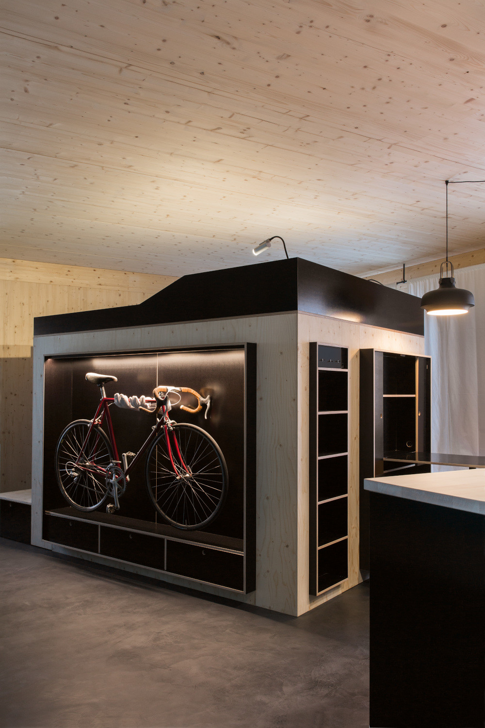 Mit nur acht Quadratmetern Grundfläche bietet die Wohneinheit auf der einen Seite beispielsweise einen Sitzplatz mit ausklappbarem Tisch für die Küche, auf den anderen Seiten einen Platz zum Lesen oder eine Fahrradgarage. 