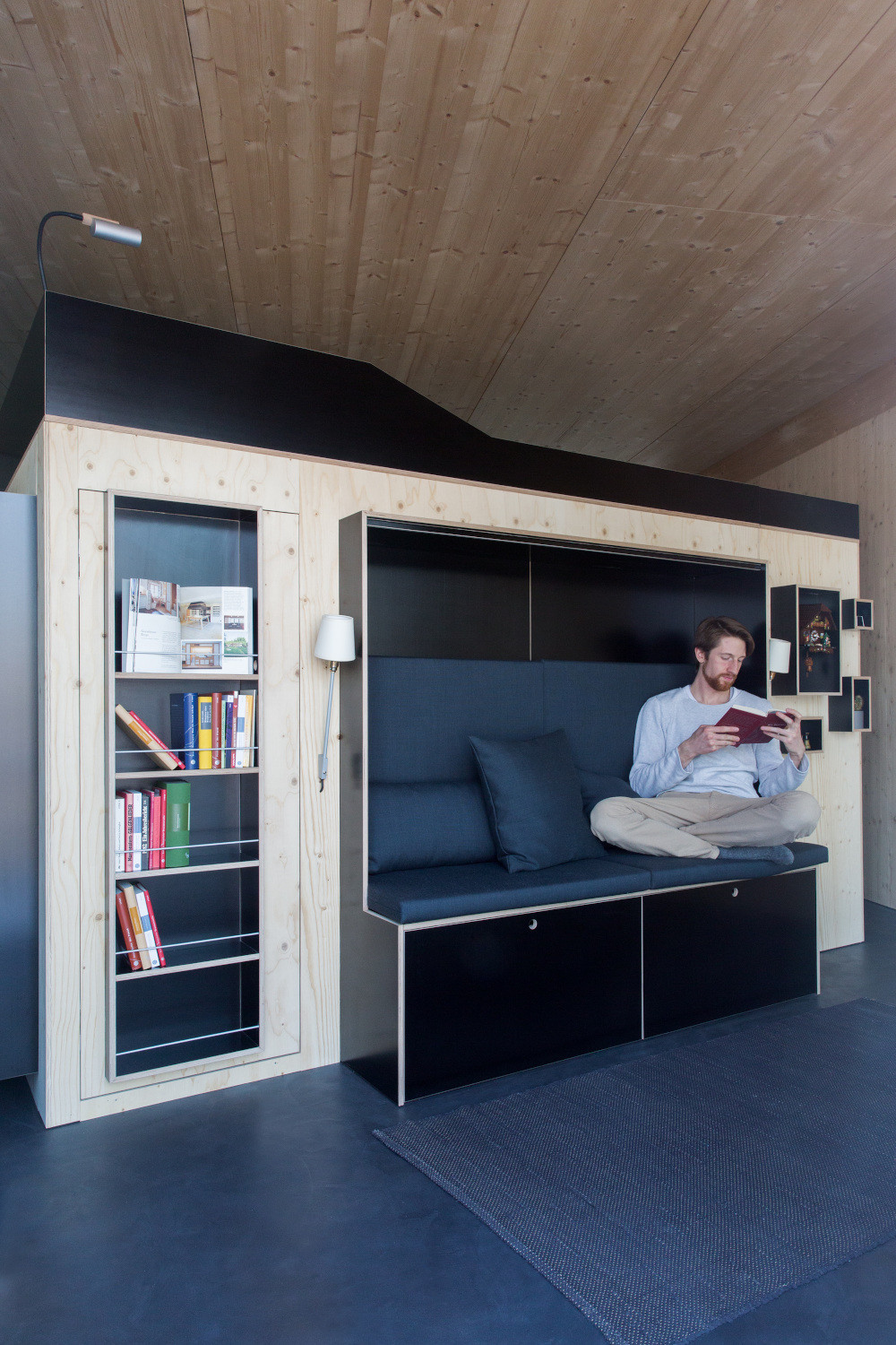 Platz zum Lesen und Bücherregal