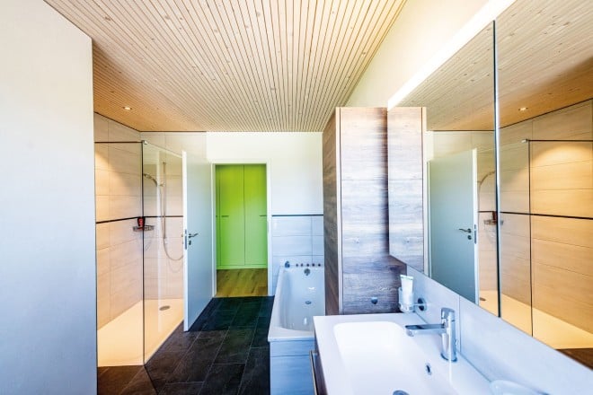 Farbig lasierte Massivholzdecken | Holz | News | Baunetz_Wissen