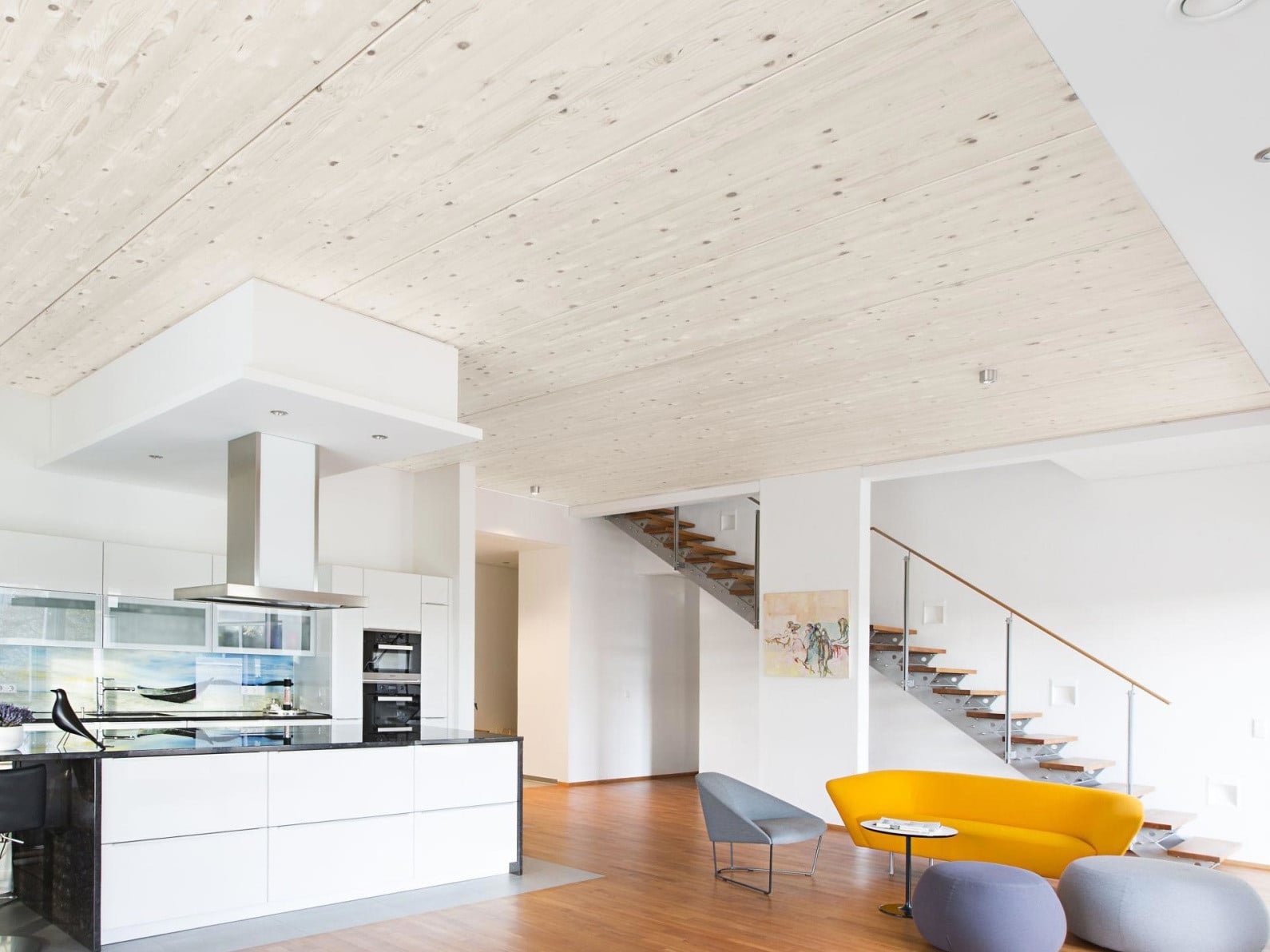 Die ab Werk farbig lasierten Holzdecken eignen sich für den mehrgeschossigen Wohnungsbau, für Industriebauten und Einfamilienhäuser.