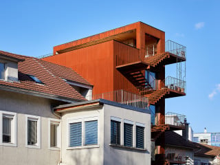 Im schweizerischen Biel haben 0815 Architeken einen fünfgeschossigen Atelierturm erstellt.