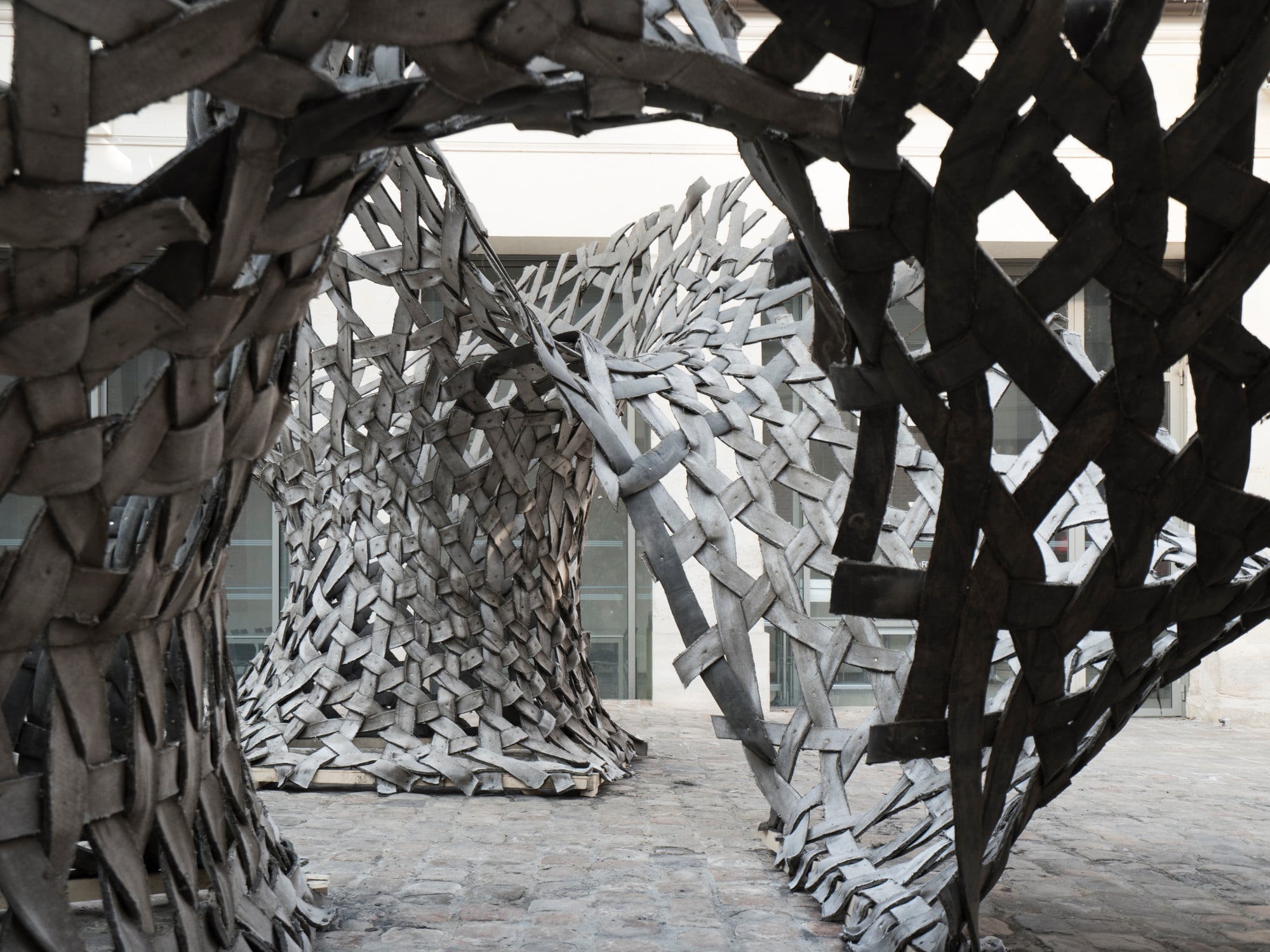 In einem Workshop zum Forschungsprojekt Fluid Bodies in Versailles entstanden skulpturale Gebilde, die Alternativen zu konventionellen Formgebungsmethoden nachspüren.