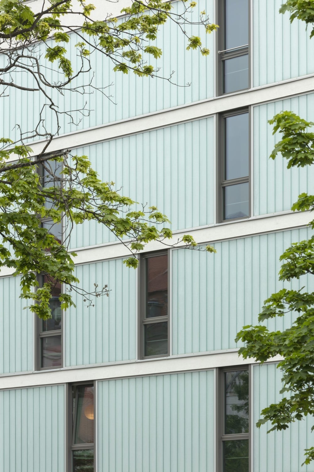 Sie setzen insbesondere mit ihren transluzenten, stadtseitigen Profilglasfassaden mit Klarglasöffnungen markante, optische Akzente inmitten der historischen Bestandsbebauung.